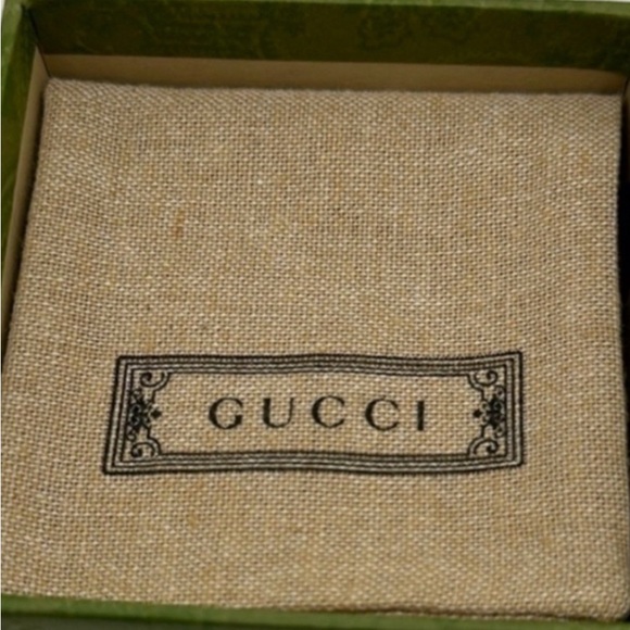 Gucci Gold Logo Heart Earrings - Picture 5 of 6